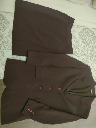 Traje de chaqueta y falda granate