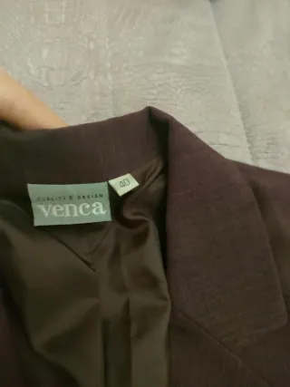 Traje de chaqueta y falda granate