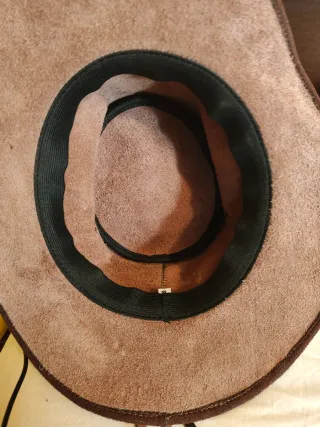 Sombrero de cuero marrón australiano.