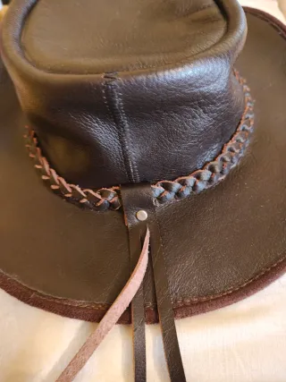 Sombrero de cuero marrón australiano.
