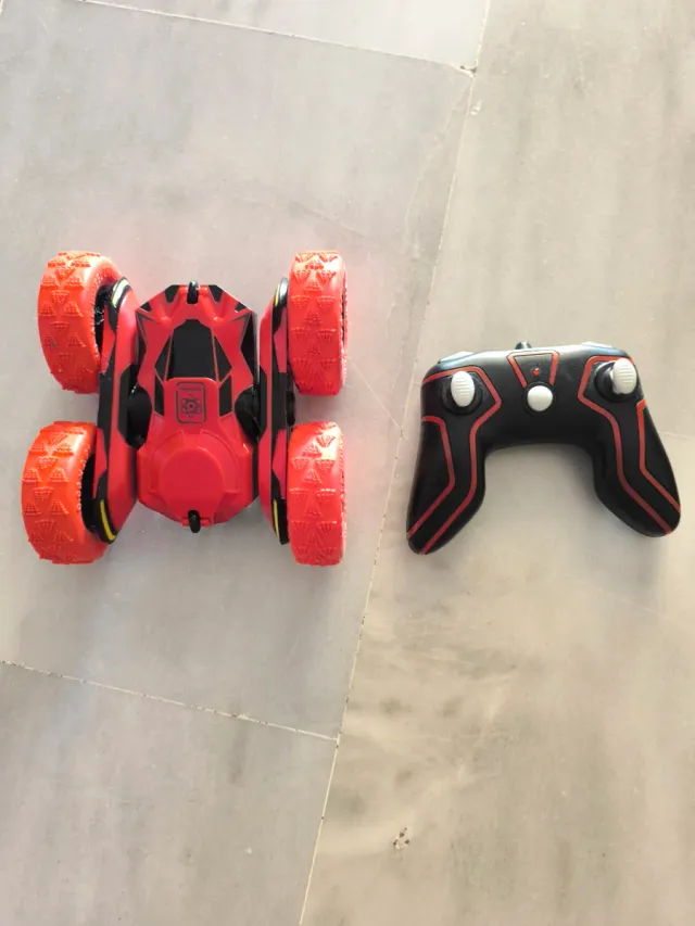 Coche teledirigido Stunt Car con mando