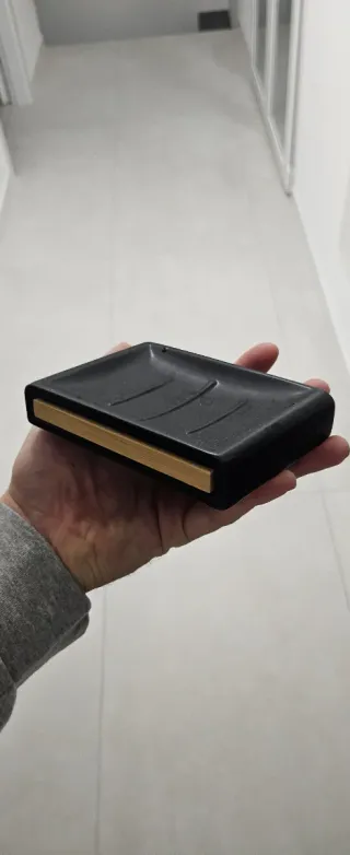 Portasapone nero e legno