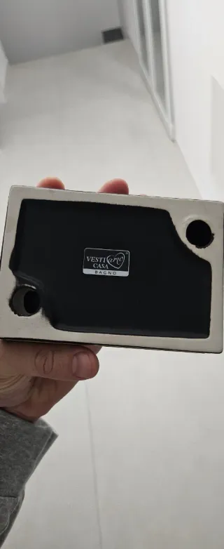 Portasapone nero e legno