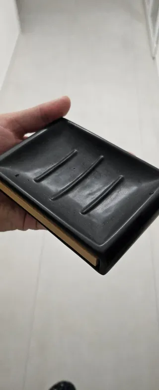 Portasapone nero e legno