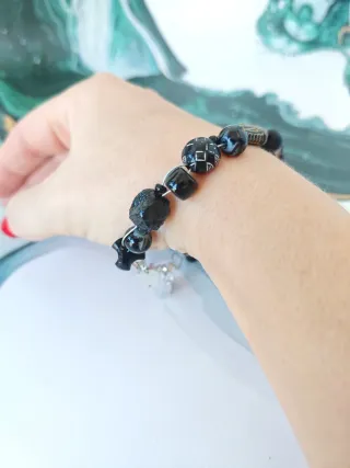 Pulsera negra y plateada con abalorios