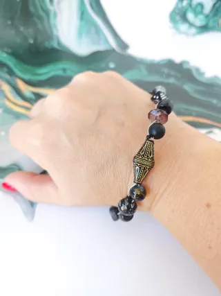 Pulsera negra y plateada con abalorios