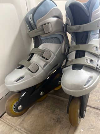 Patines en línea plateados y azules