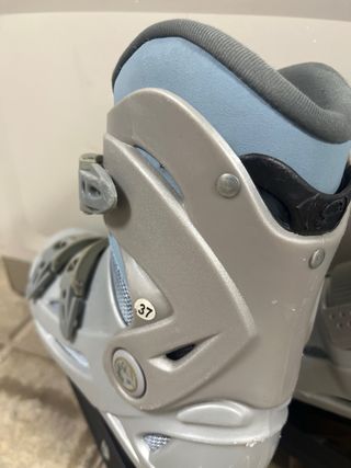 Patines en línea plateados y azules