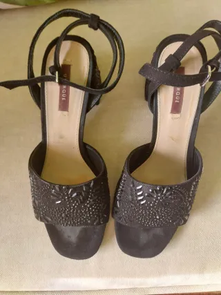 Sandalias Uterque negras con pedrería