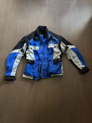 Chaqueta de moto azul y negra