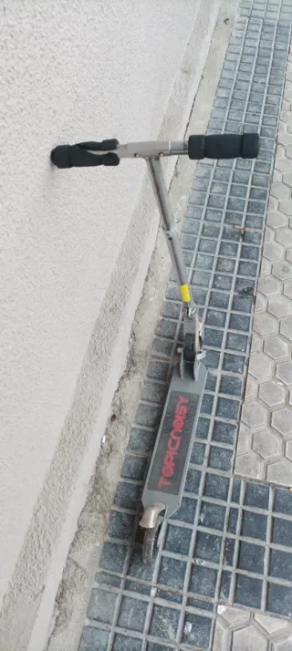 Patinete  amarillo y negro y otro plateado