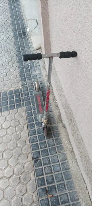 Patinete  amarillo y negro y otro plateado