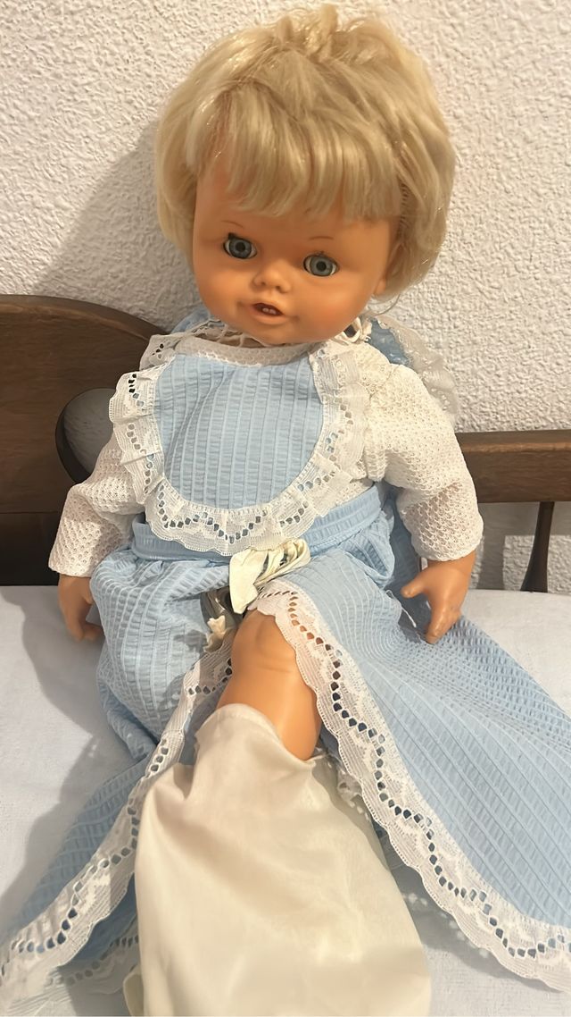 Muñeca antigua rubia con vestido azul