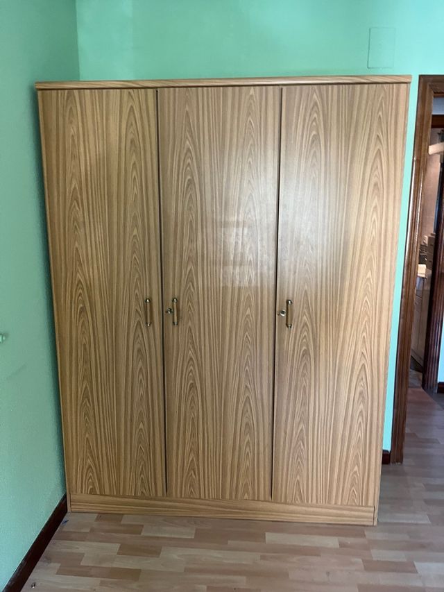 Armario de madera 3 puertas