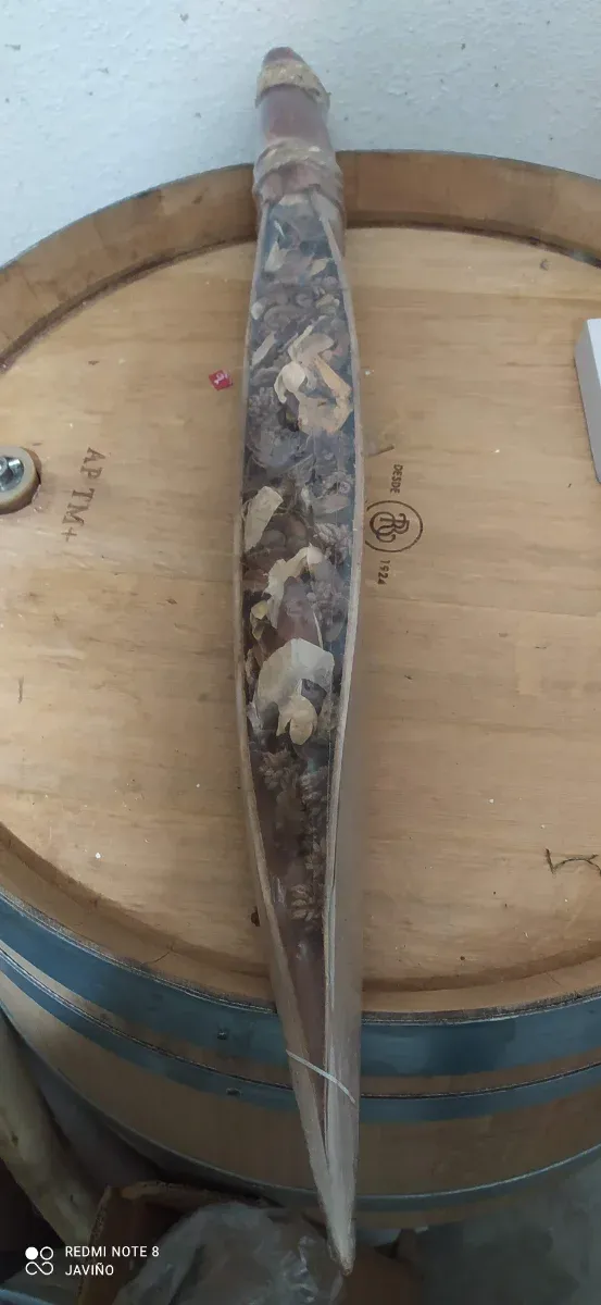 Decoración artesanal con madera y hojas