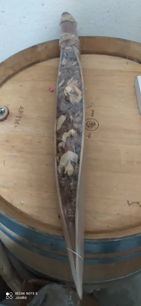 Decoración artesanal con madera y hojas