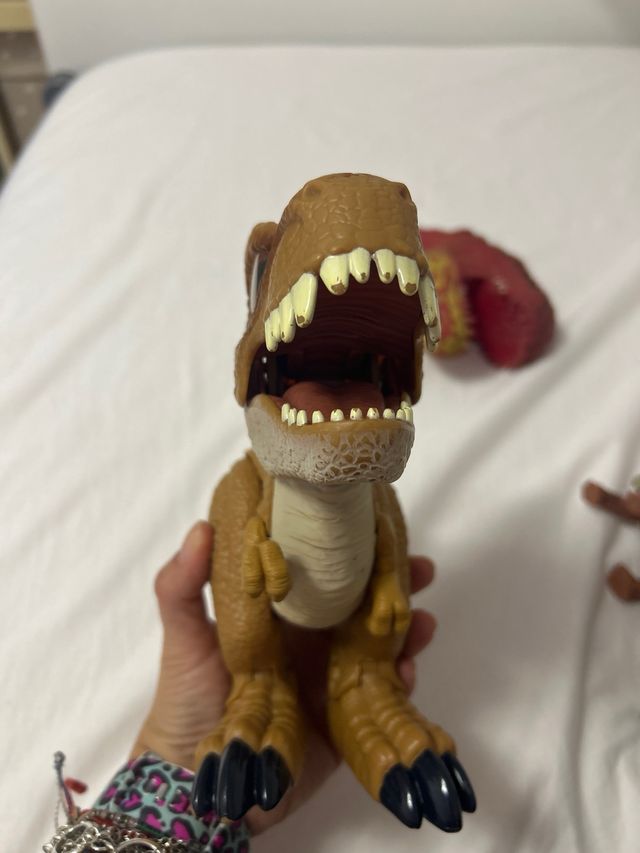 Dinosaurio de juguete móvil