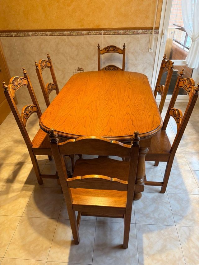 Mesa de comedor de madera