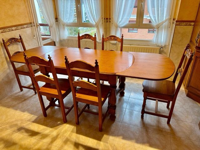 Mesa de comedor de madera