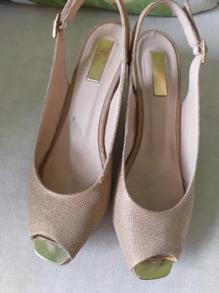 Zapato tacón abierto dorado beige