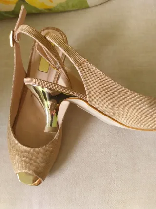 Zapato tacón abierto dorado beige