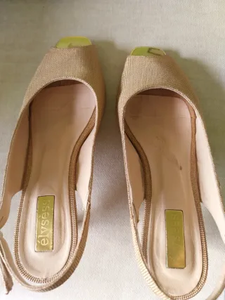 Zapato tacón abierto dorado beige