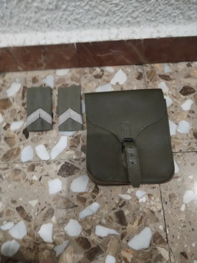 Cartucceria militare e galloni dell'esercito