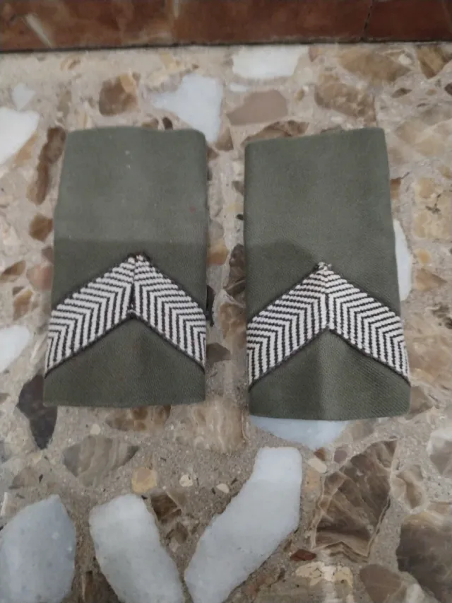 Cartucceria militare e galloni dell'esercito