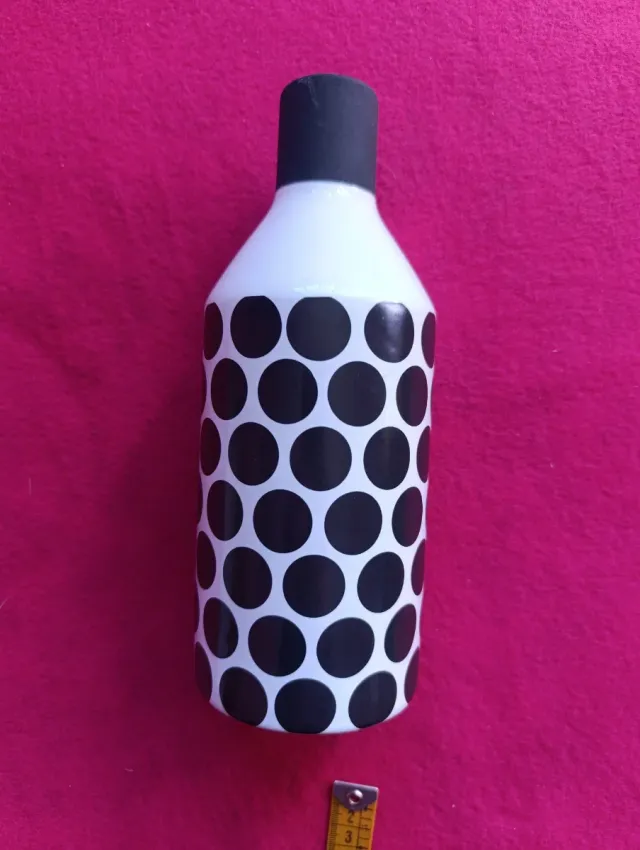 Jarrón botella blanca con puntos negros