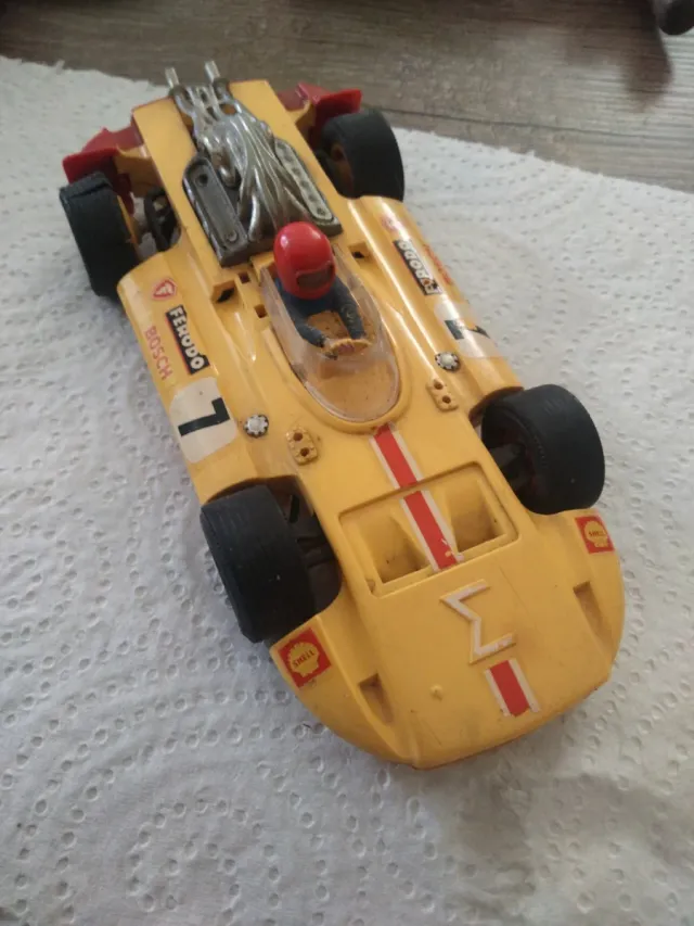 Coche Scalextric amarillo