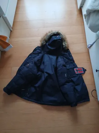 Chaqueta negra con capucha y pelo