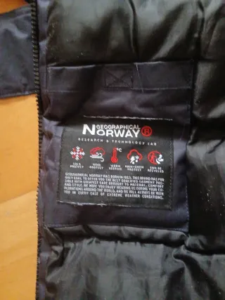 Chaqueta negra con capucha y pelo