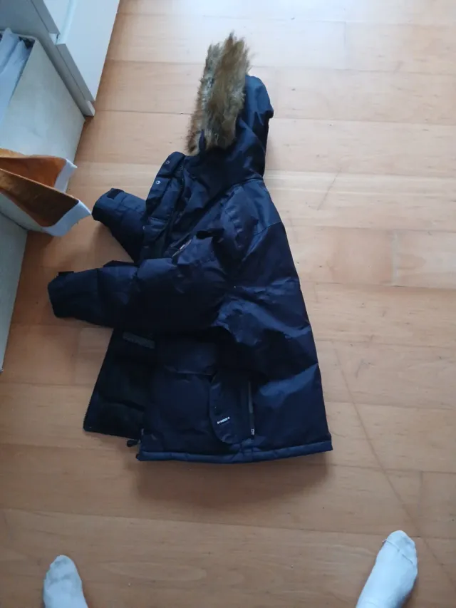 Chaqueta negra con capucha y pelo