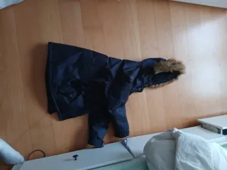 Chaqueta negra con capucha y pelo