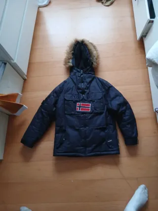 Chaqueta negra con capucha y pelo