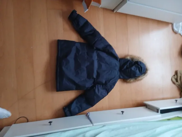 Chaqueta negra con capucha y pelo