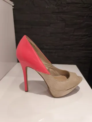 Zapatos de tacón beige y rosa