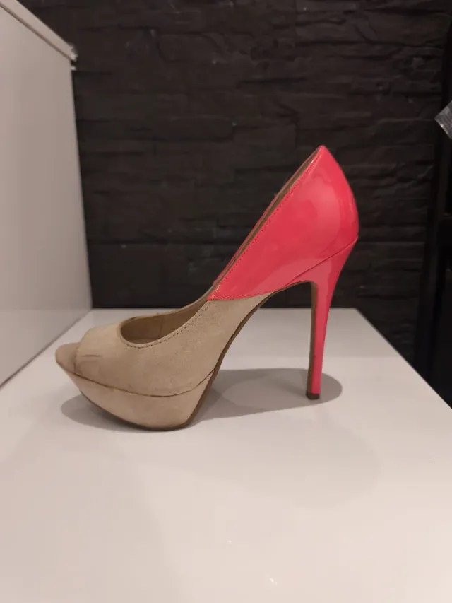 Zapatos de tacón beige y rosa
