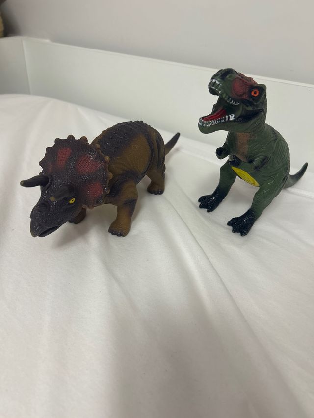Pareja dinosaurios de juguete