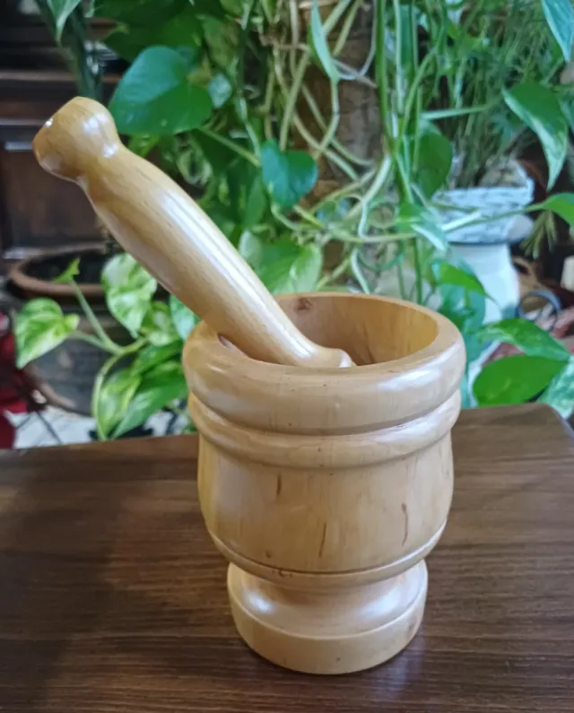 Mortaio e pestello in legno artigianale vintage