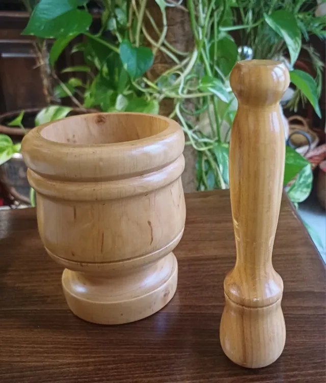 Mortaio e pestello in legno artigianale vintage