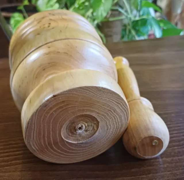 Mortaio e pestello in legno artigianale vintage