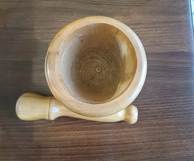 Mortaio e pestello in legno artigianale vintage