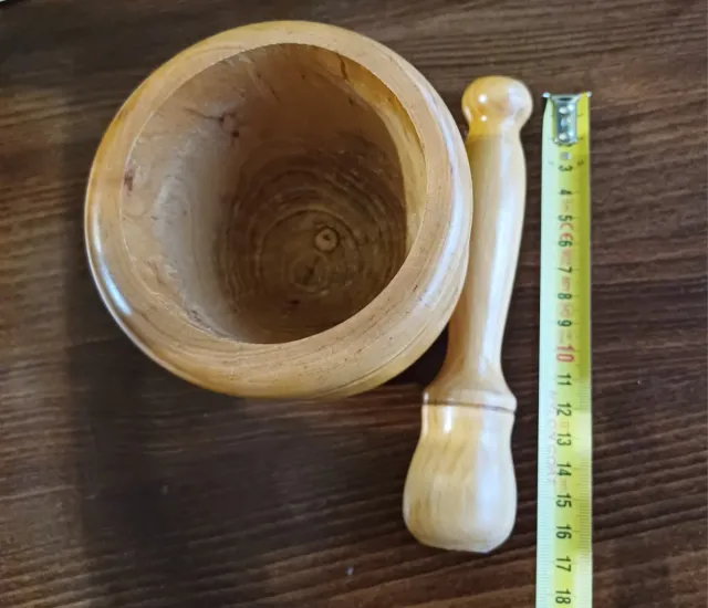Mortaio e pestello in legno artigianale vintage