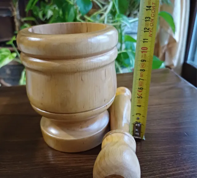 Mortaio e pestello in legno artigianale vintage