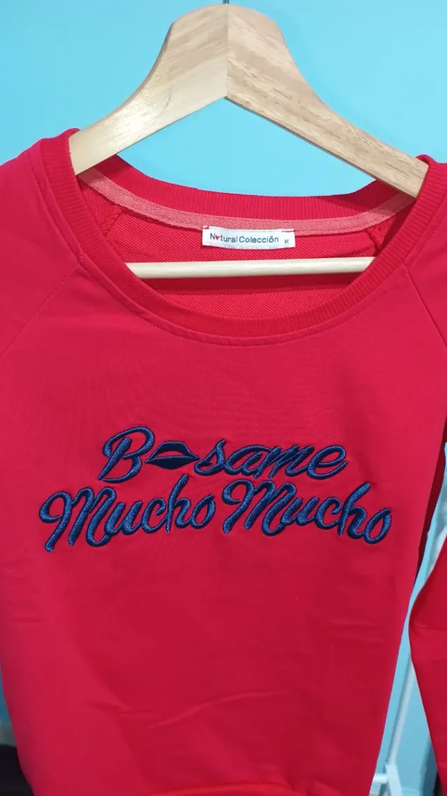 Sudadera Roja Bésame Mucho Mucho