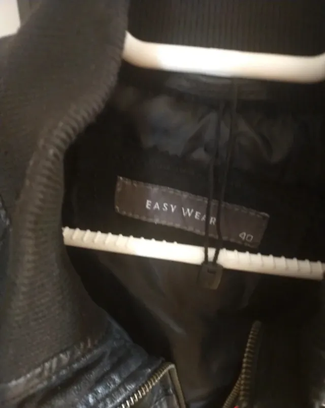 Cazadora de piel negra