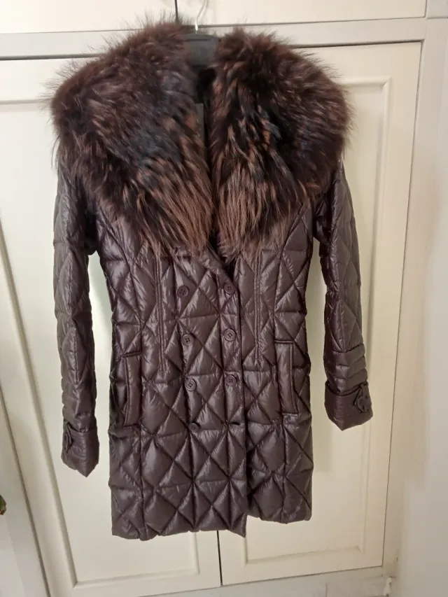 Piumino lungo con pelliccia sintetica