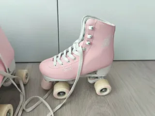 Patines de bota rosas con protecciones