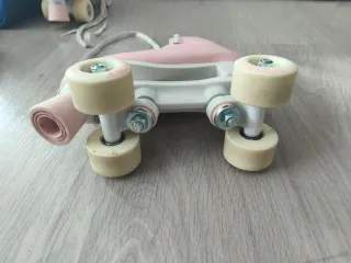 Patines de bota rosas con protecciones